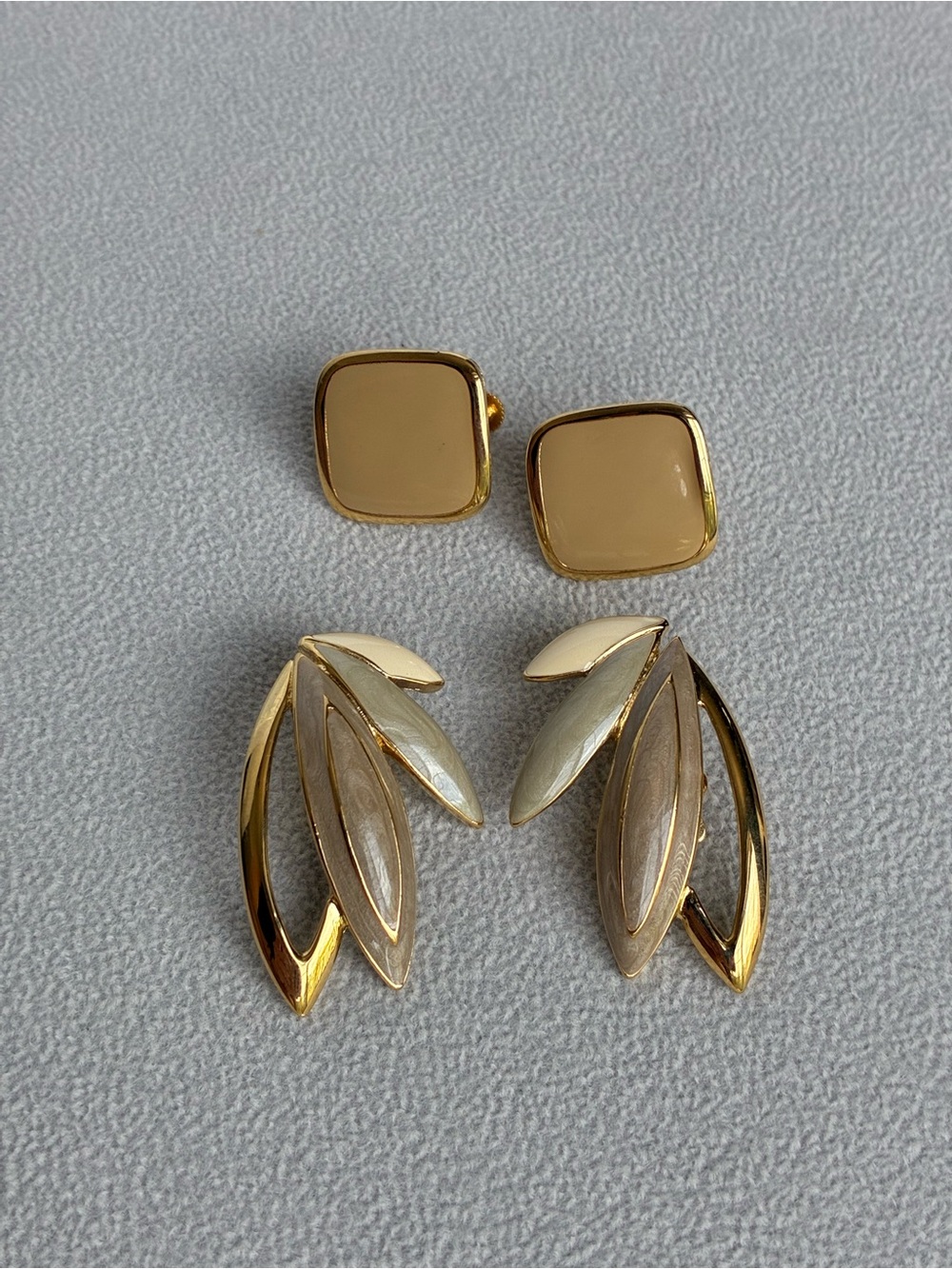 Trifari and Napier Vintage Designer Clip On Earrings, Gold Tone - Picture 7 of 8